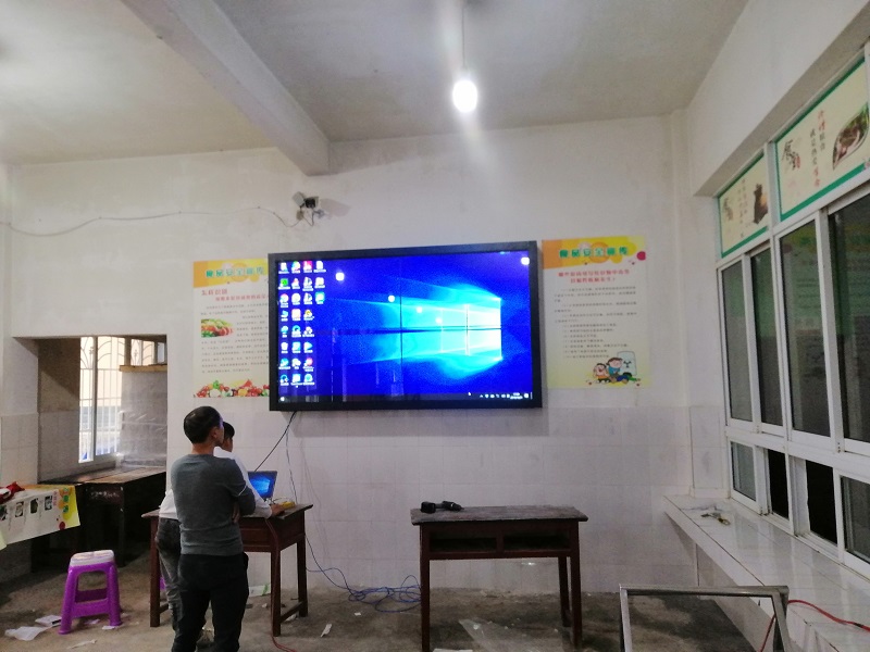 華邦瀛觸摸式液晶拼接屏入駐云南中心小學(xué)，把“視界”帶進校園食堂